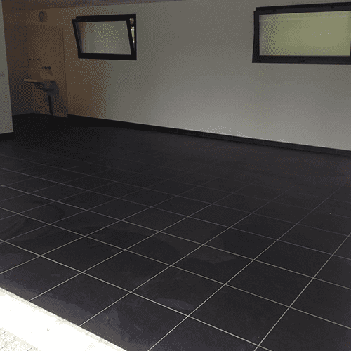 Sol Carrelé Noir, Pièce Vide, Fenêtres Modernes Intérieur vide avec sol carrelé noir brillant, murs blancs, et deux fenêtres à cadre sombre, dont une ouverte en imposte.